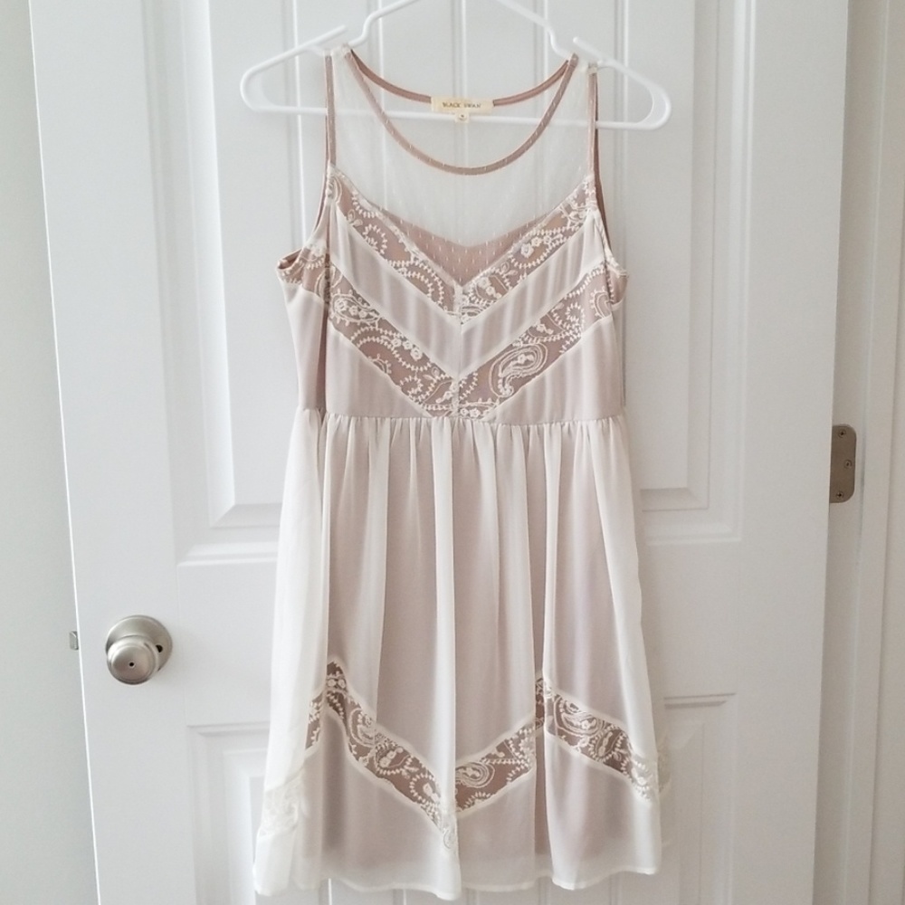 Black Swan Sleeveless Lace Dress in Cream, M